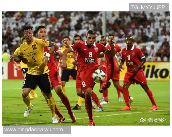 足球明星捧杯瞬间回顾精彩时刻引发球迷热议与感动